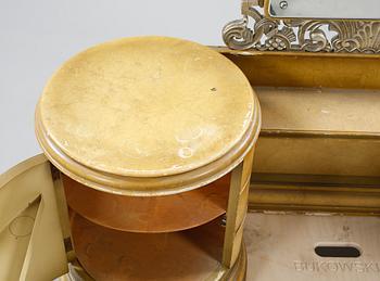 SMINKBORD samt PALLAR, ett par, 1900-talets första hälft.