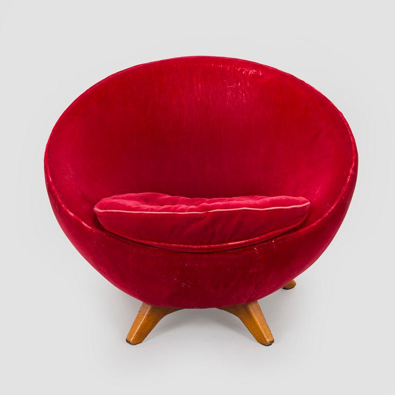 A 1950s easy chair.