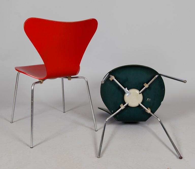 STOLAR, 2 st, Sjuan, Arne Jacobsen för Fritz Hansen, 1971 samt 1970.