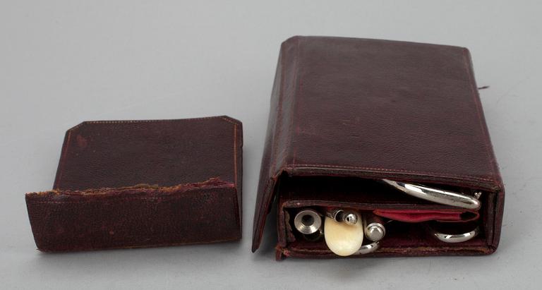 LÄKARINSTRUMENT i läderetui, ca 1900.