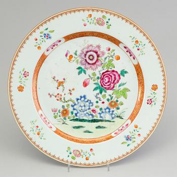 A large DISH and three Chinese export porcelain small plates, 18th-19th century.
