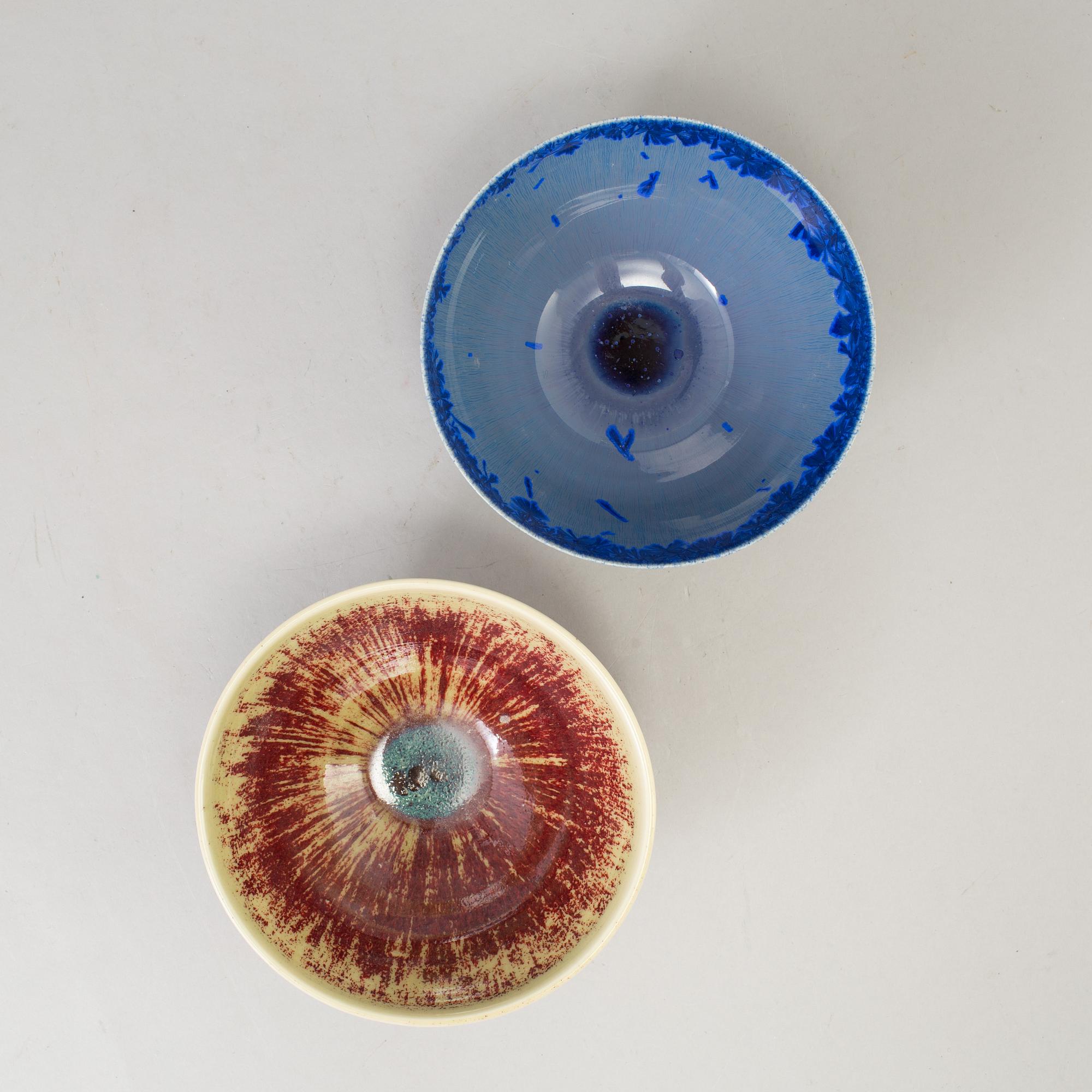 A lot of two glazed stoneware bowls by Isak Isaksson, Sweden.