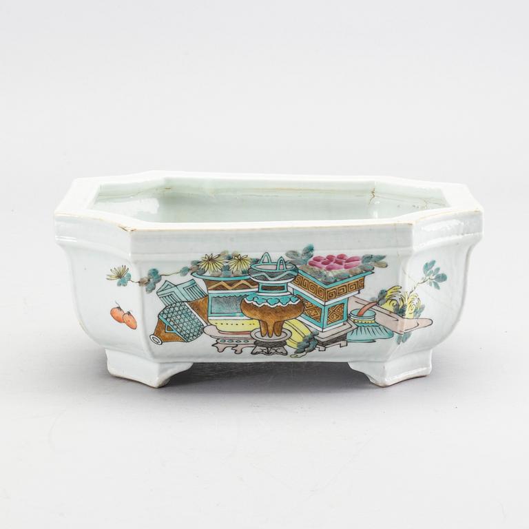 A Chinese late 19th century porcelain bowl.