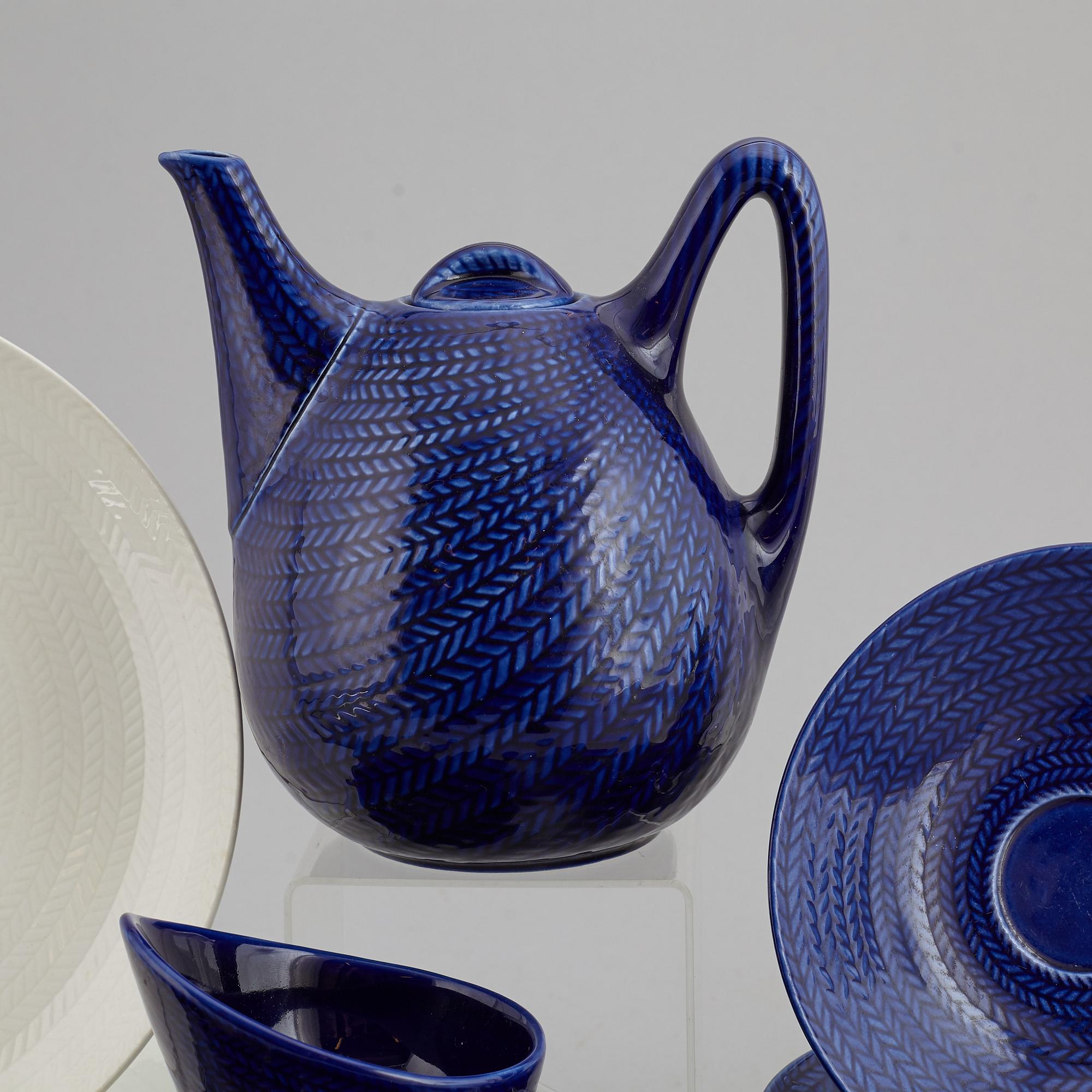A Hertha Bengtsson Rörstrand dinner service, 20th Century. (16 pieces).
