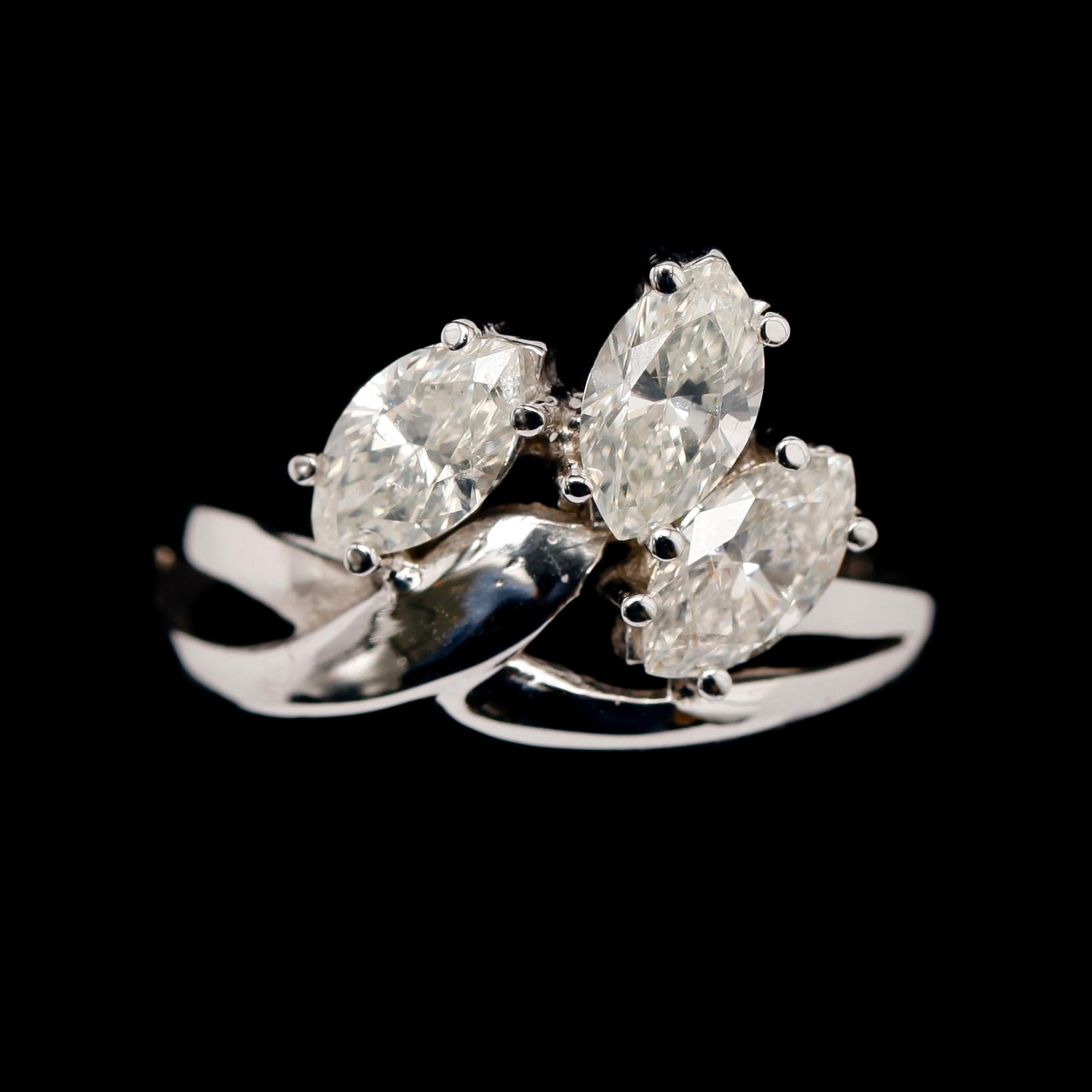 RING, 14 k vitguld, med 3 markisslipade briljanter tot ca 1.50 ct.