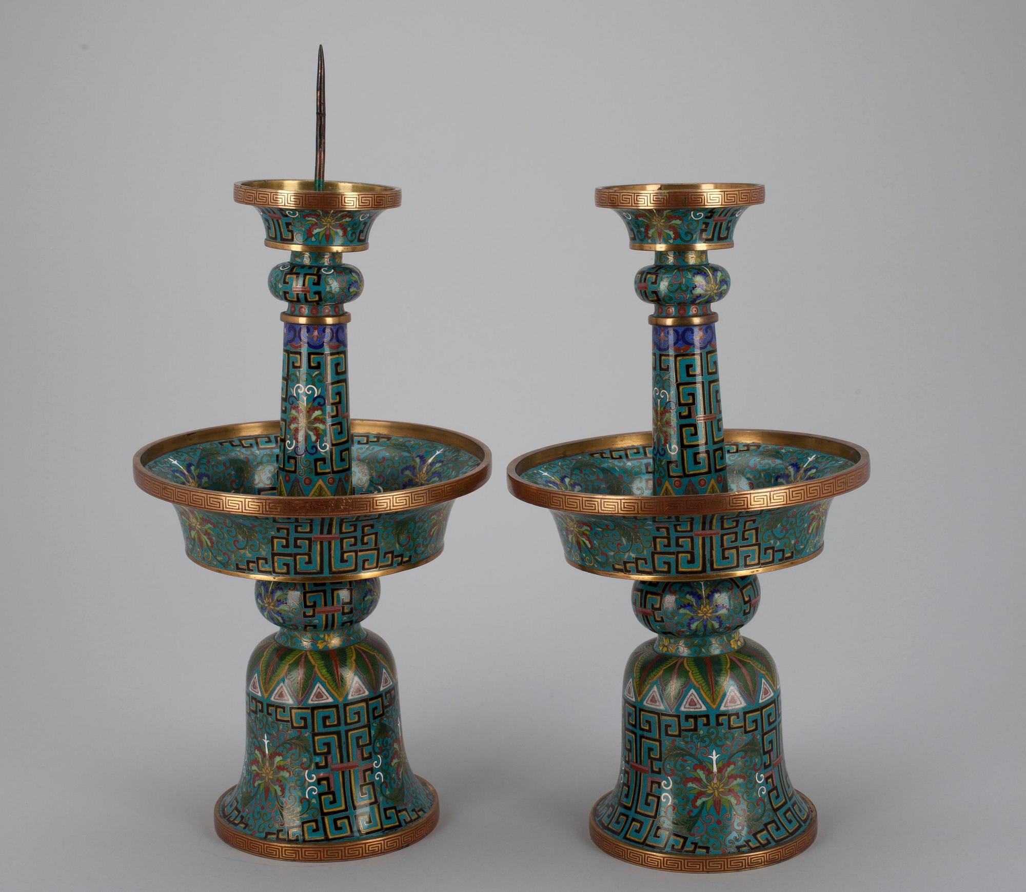 LJUSSTAKAR ETT PAR, cloisonné emalj, Kina 1910-1930, signerade Lao Tian Li.