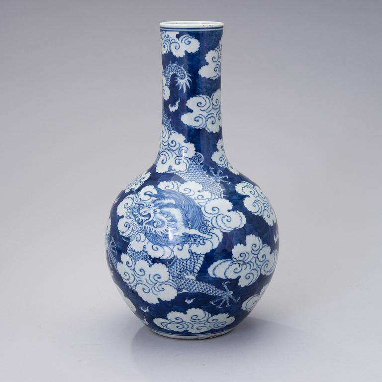 A latter half of the 19th century Chinese porcelain vase.