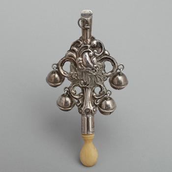 SKALLRA MED VISSELPIPA. Silver. Otydl stmpl, 1800-talets mitt. Tot ca 31 g.