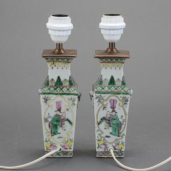 VASER/BORDSLAMPOR, ett par, porslin, Kina. 1900-tal.