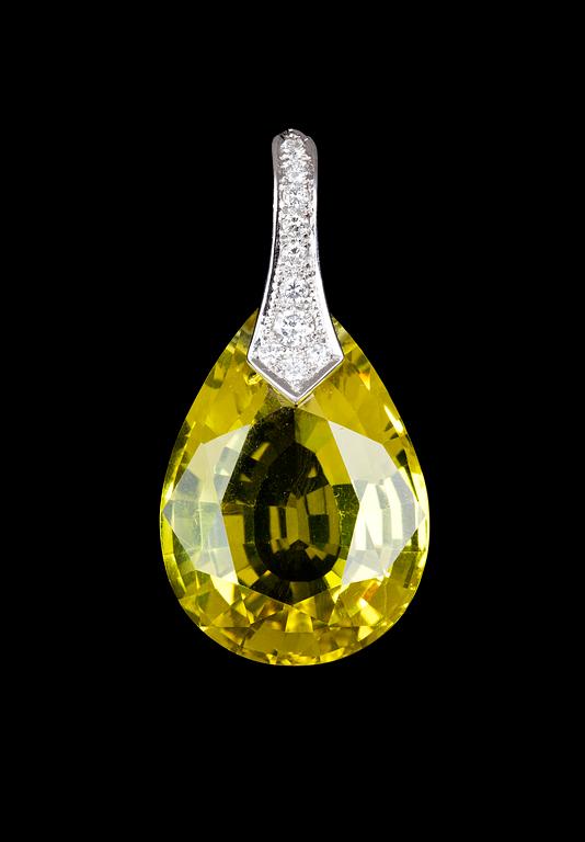 HÄNGSMYCKE, fasettslipad heliodor (ljusgulgrön beryll) med briljantslipade diamanter, tot. ca 0.50 ct.