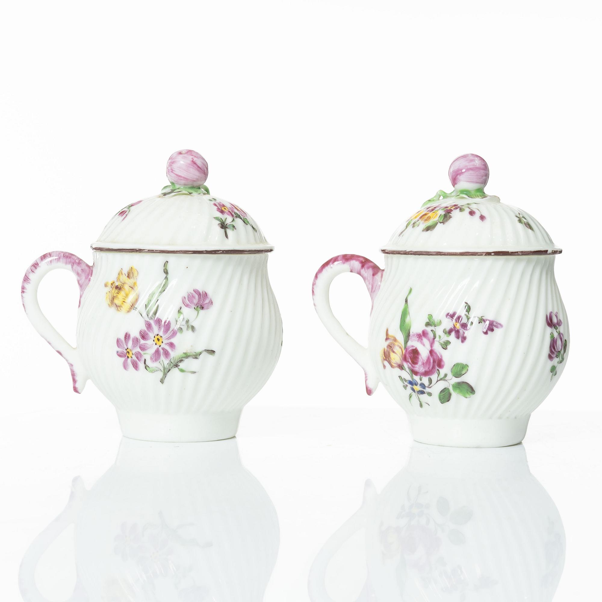 Cremekoppar med lock, ett par, rokoko, Mennecy-Villeroy, Frankrike, 1700-tal.