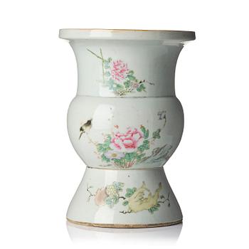 1327. A famille rose vase, early 20th century.