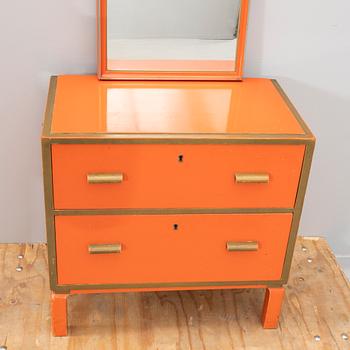 A 1930/40s dresser and mirror.