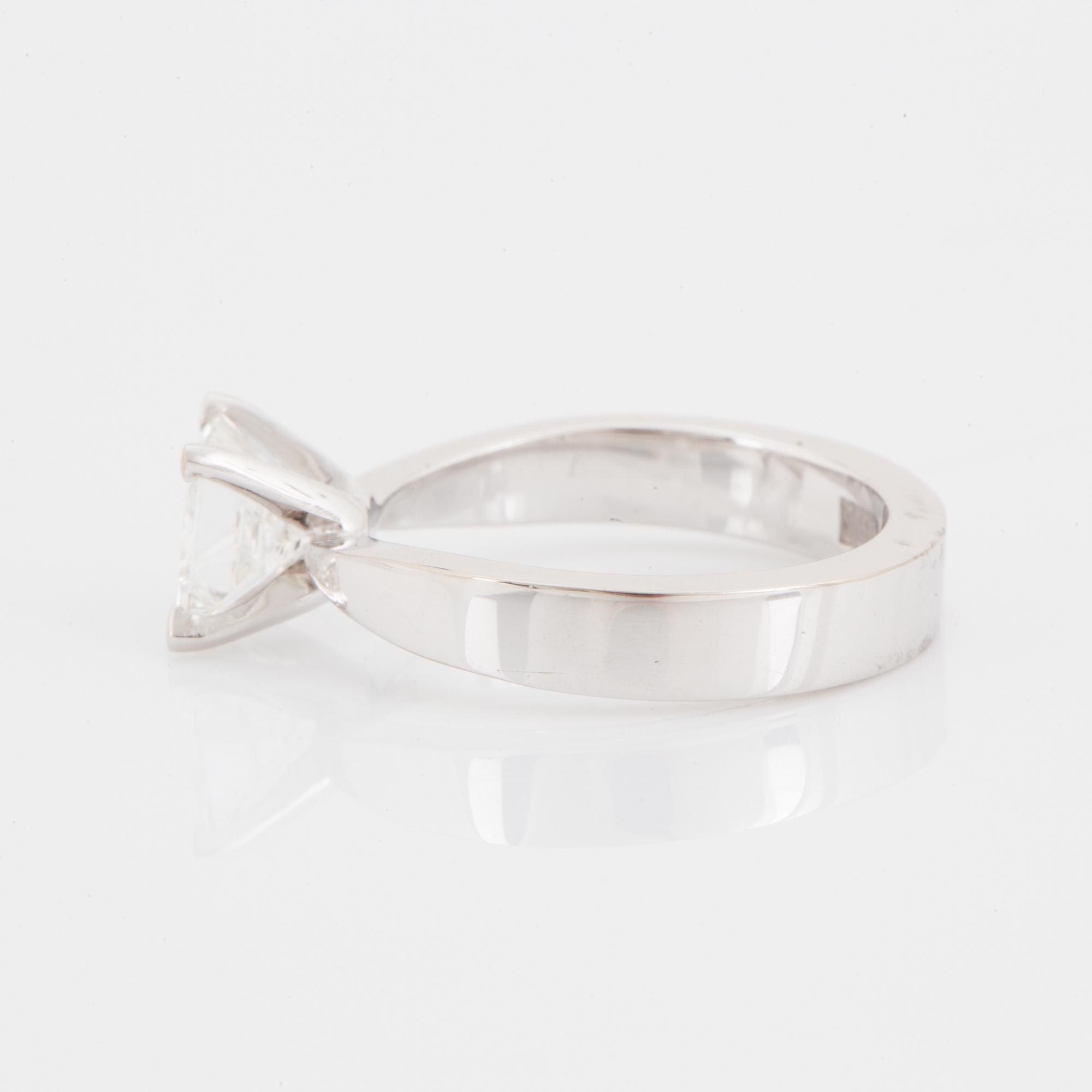 RING vitguld med princesslipad diamant 0.77 ct med certifikat.