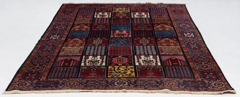 Carpet, Bakhtiari. approx. 333 x 210 cm.