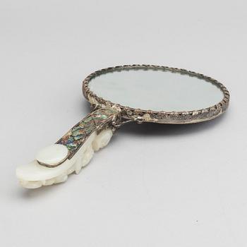 HANDSPEGEL, nefrit och silver. Kina, tidigt 1900-tal.