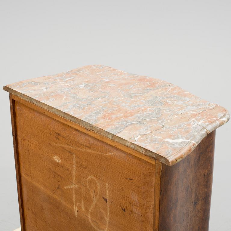 A ca 1900 chest of drawers.