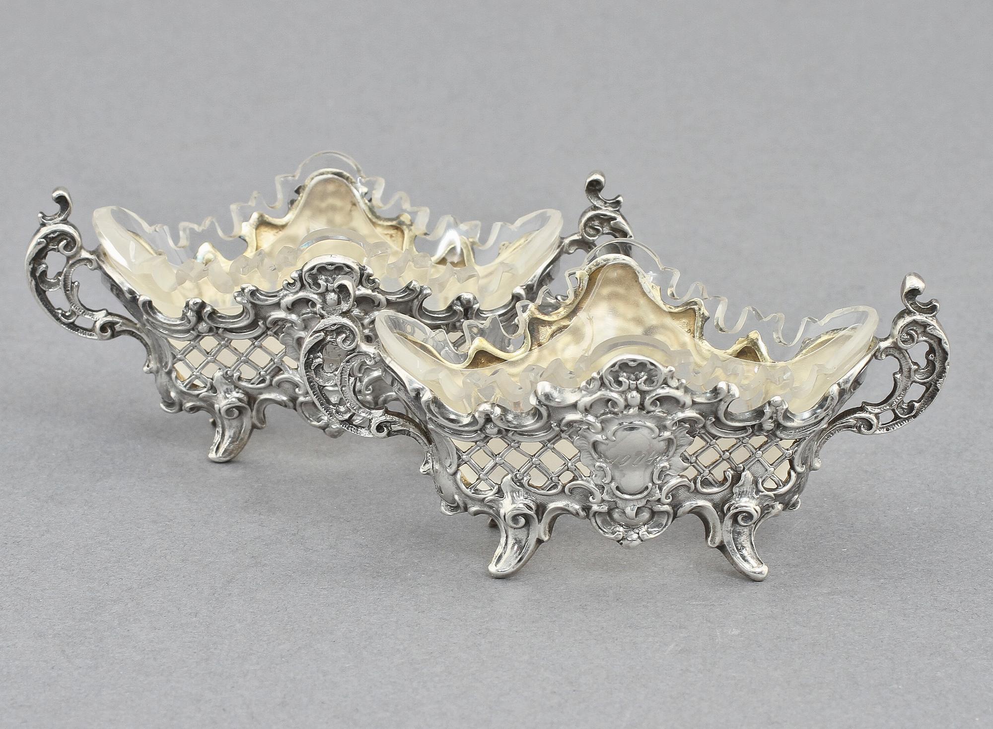 SALTKAR, silver, ett par, nyrokoko, ryska importstämplar, omkring sekelskiftet 1900. V 50 g.