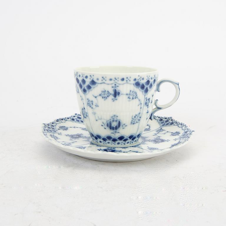 Service 45 dlr "Musselmalet" hel and halv blonde Royal Copenhagen Denmark porcelain.