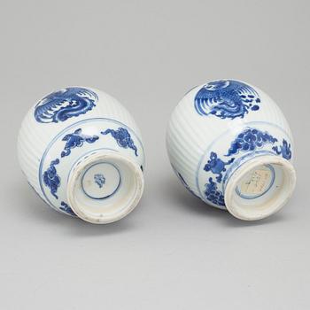 A pair of blue and white tea caddies, Qing dynasty, Kangxi (1662-1722).