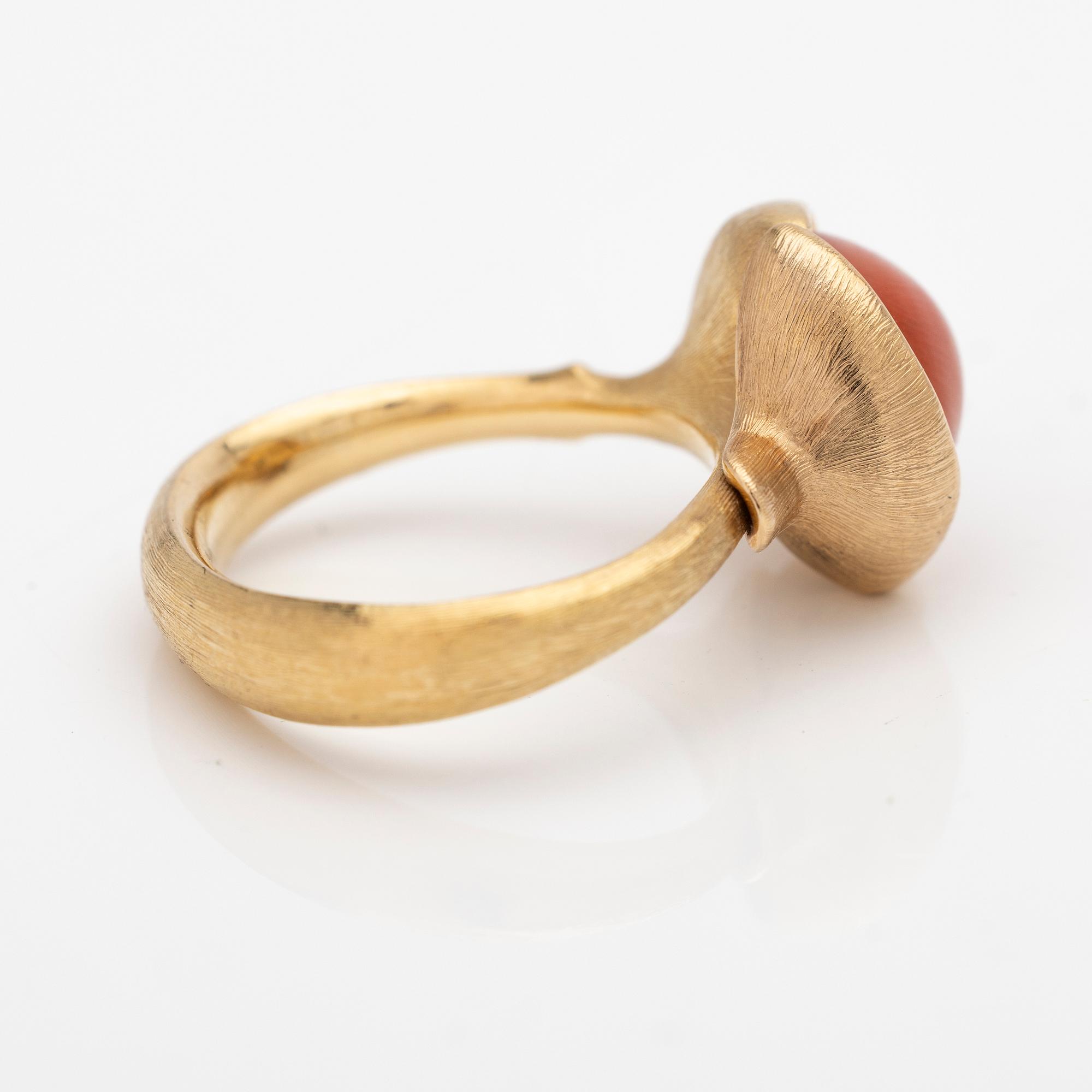 Ole Lynggaard, ring, "Lotus Ring 2", med cabochonslipad korall i 18k rött guld och rosé guld, design Charlotte Lynggaard.