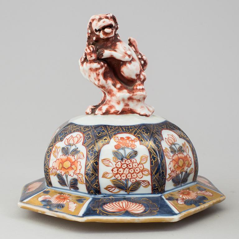 A Japanese imari vase with cover, Meiji period (1868-1912).