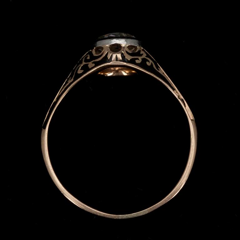 RING, guld 18K, gammalslipad diamant ca 0,50 ct, emalj. 1900-talets början.