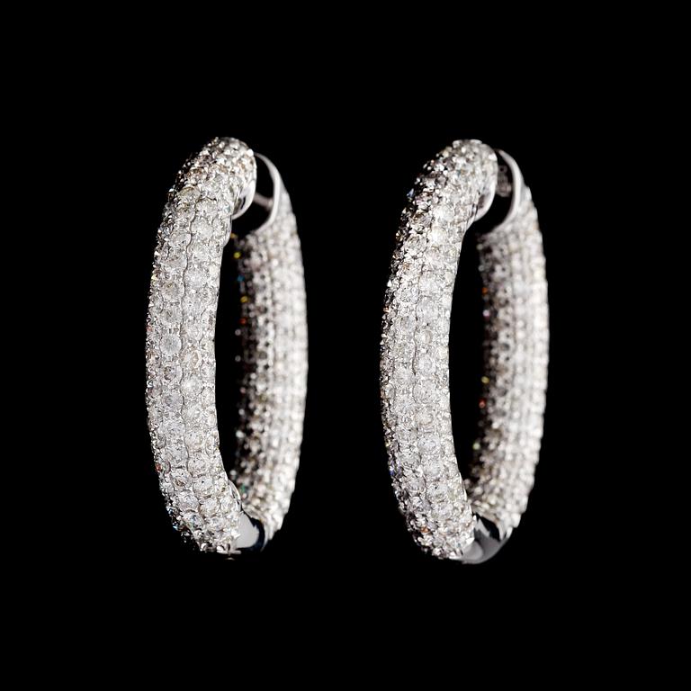 A pair of brilliant cut diamond earrings, tot. app. 5.77 cts.