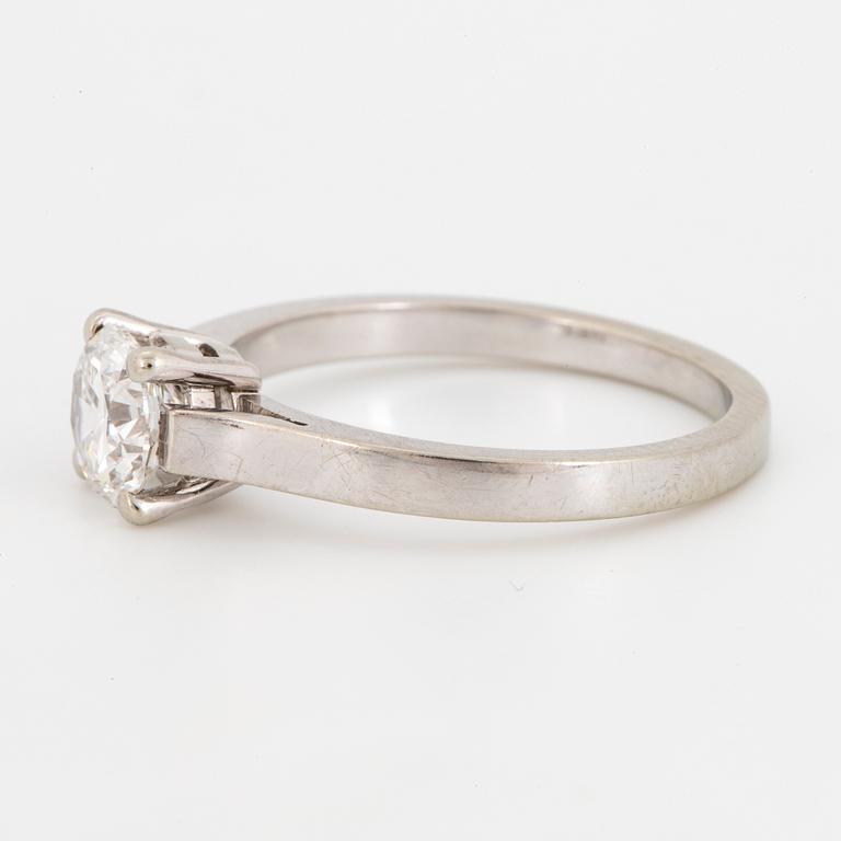 An 18K white gold ring set with a round brilliant-cut diamond.