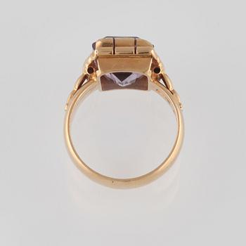 RING, 20K guld med fasettslipad ametist, Göteborg, 1893. Vikt 6,8 gram.