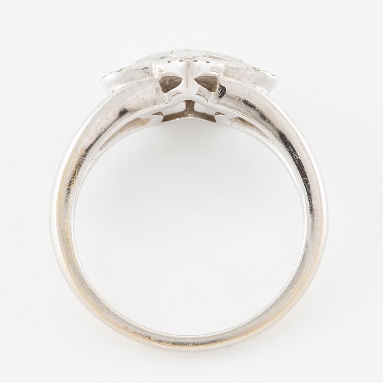 Ring, 18K vitguld i form av stjärna med briljantslipade diamanter.