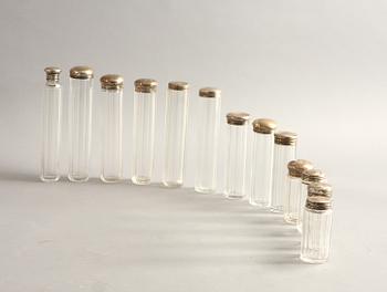 RESEFLASKOR, 13 st. Silver o glas, England, omkring sekelskiftet 1800/1900.