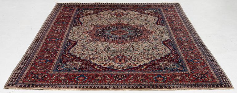 A semi-antique Sarouk carpet, a. 278 x 186 cm.