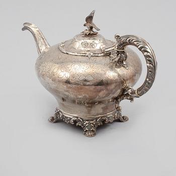 TEKANNA, silver, nyrokoko, John Walton, Newcastle, 1840. Vikt 719 gram.