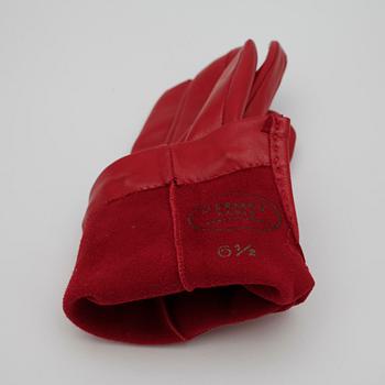 HERMÈS, a pair of red leather lady gloves.