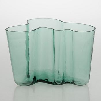 Alvar Aalto, A '9750' vase Karhula Glassworks in production 1937-1949.