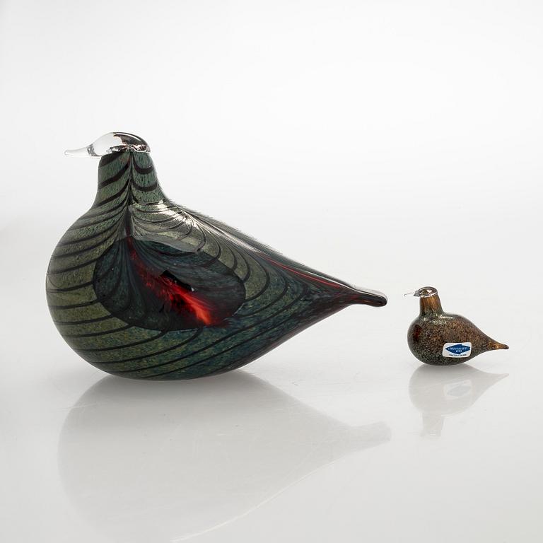 Oiva Toikka, Two glass birds, signed O. Toikka Nuutajärvi.