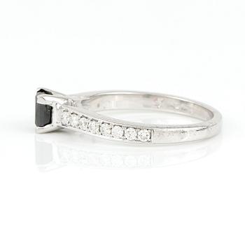 RING, 18K vitguld med svart trappslipad diamant 0,76 ct och briljantslipade diamanter tot ca 0,34 ct. Vikt 3,60 gram.