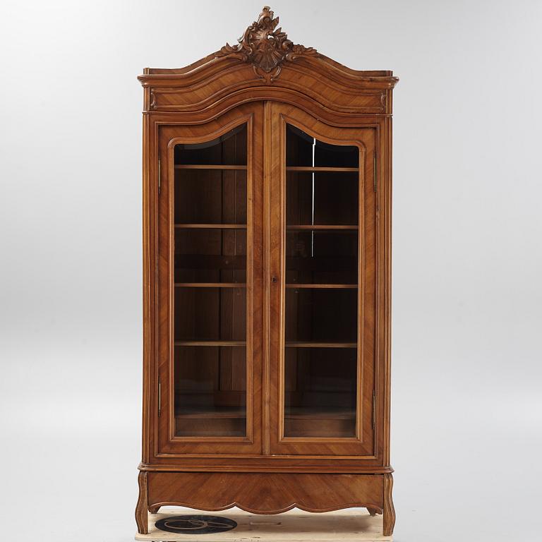 A mahogany veneered vitrine cabinet from around the year 1900.
