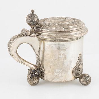 Dryckeskanna, silver, kulfötter. Anders Hafrin, Göteborg 1737.