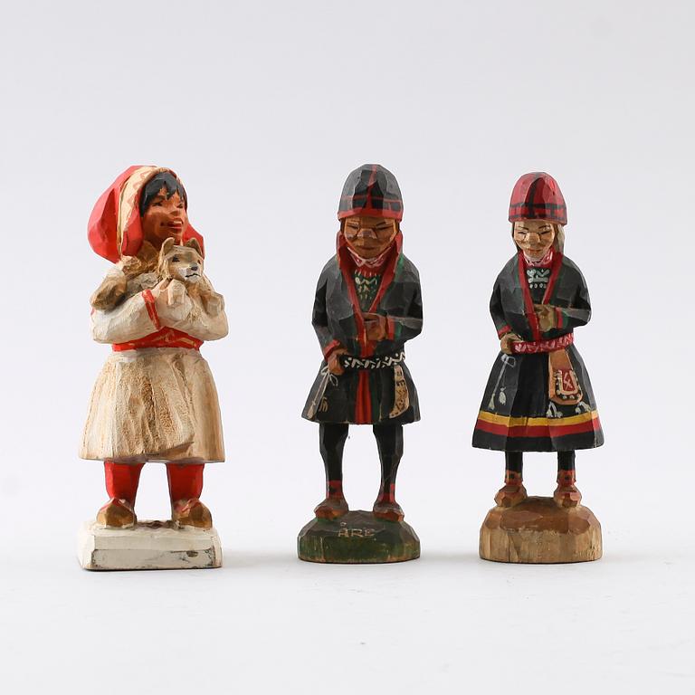 SAMEFIGURER, 3 st, skuret trä, två med monogramsignering GJ, Georg Jonsson, 1900-talets första hälft.