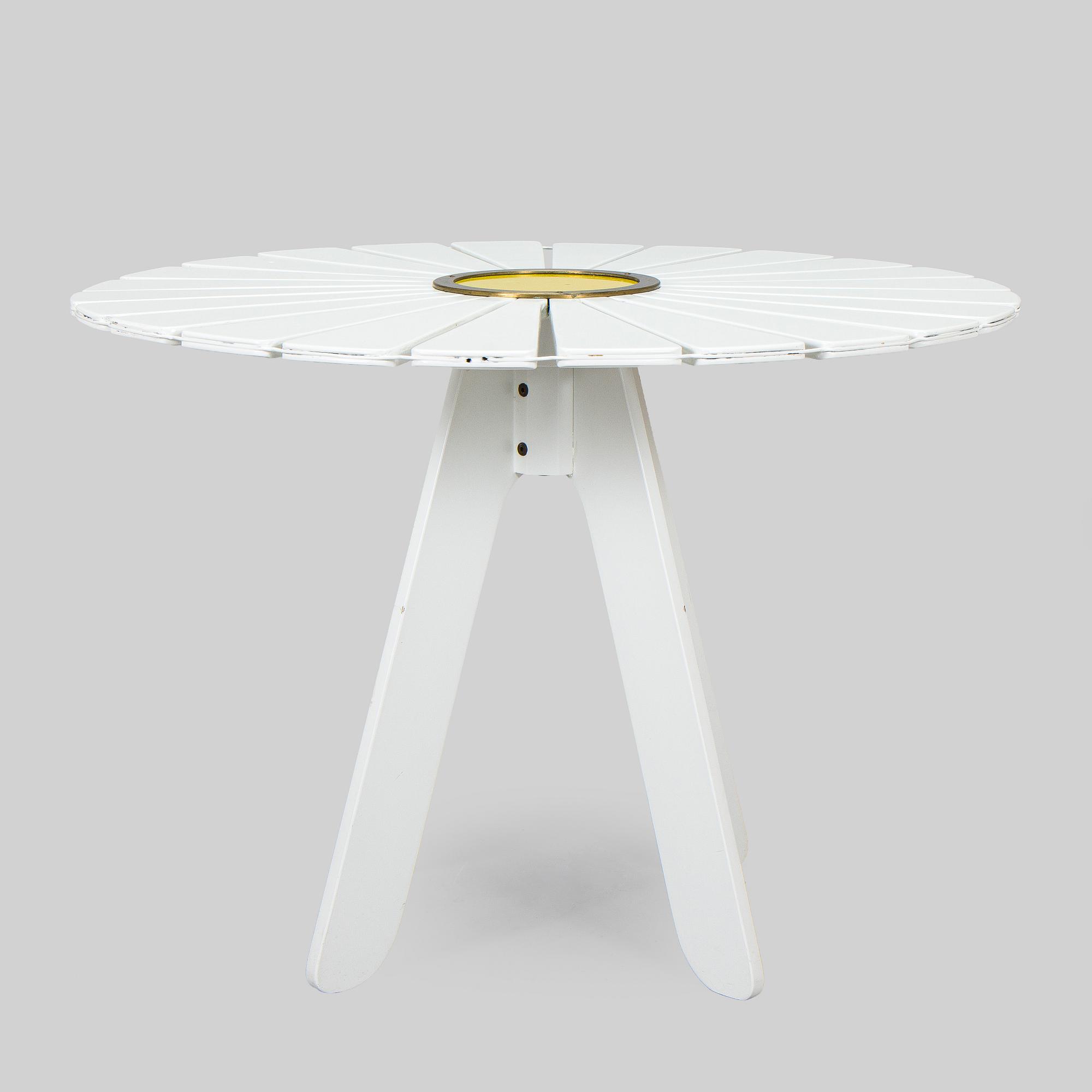 Alvar & Aino Aalto, ”Aurinko”-sarjan pöytä, O.Y. Huonekalu- ja Rakennustyötehdas A.B., 1900-luvun puoliväli, sekä, tuoleja, 4 kpl Artek 2000.