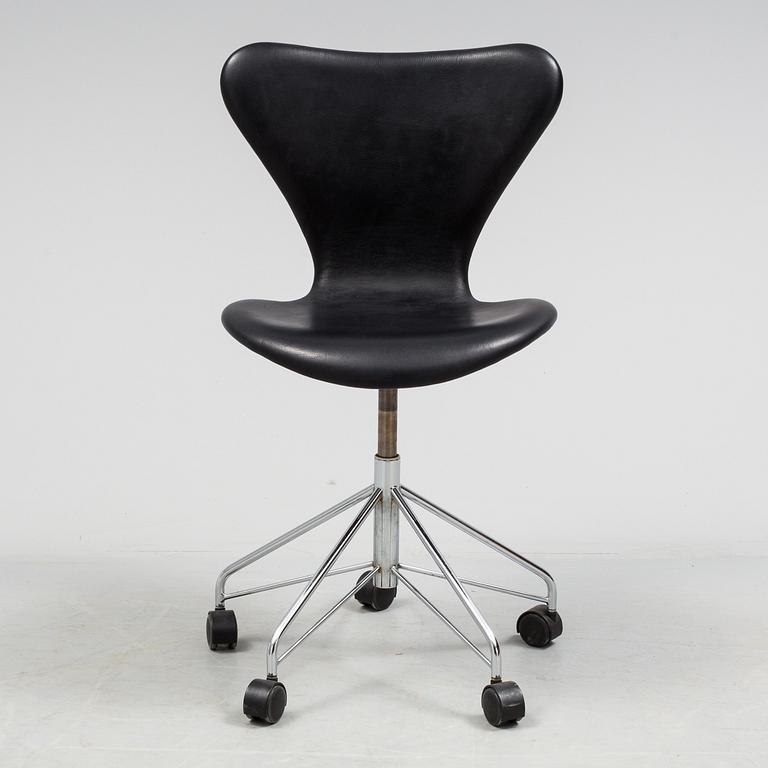 ARNE JACOBSEN, "Sjuan". Modell 3117.  Fritz Hansen, Danmark. 1900-talets andra hälft.