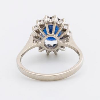 SAPPHIRERING 18k whitegold 1 sapphire approx 10 x 6 mm and single-cut diamonds approx 0,30 ct.