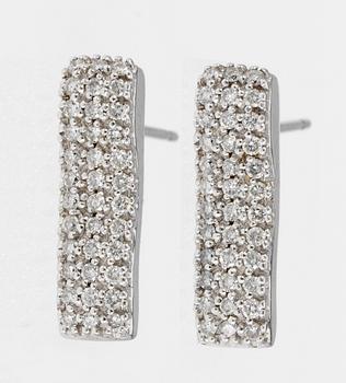 537. A pair of diamond earrings, app. 0.70 cts.