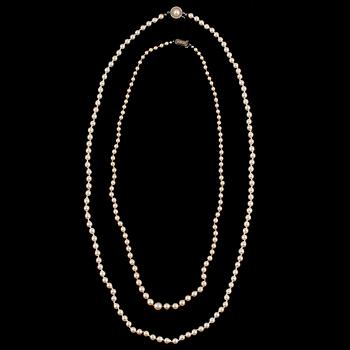COLLIER, 2 st, odlade pärlor med lås i silver, 1900-talets andra hälft.