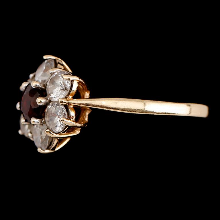 RING, 14 k guld med blå sten omgiven av vita stenar. Total vikta ca 3 gram.