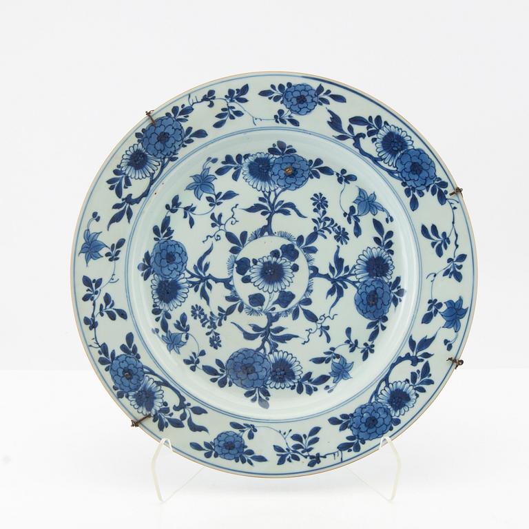 Pair of Chinese dishes, first half of the 18th century, porcelain.