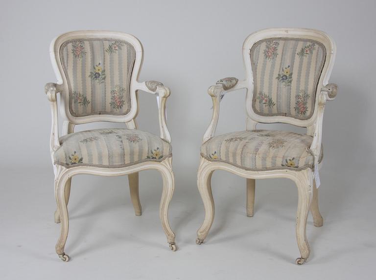 KARMSTOLAR, ett par, rokokostil, 1800-tal.