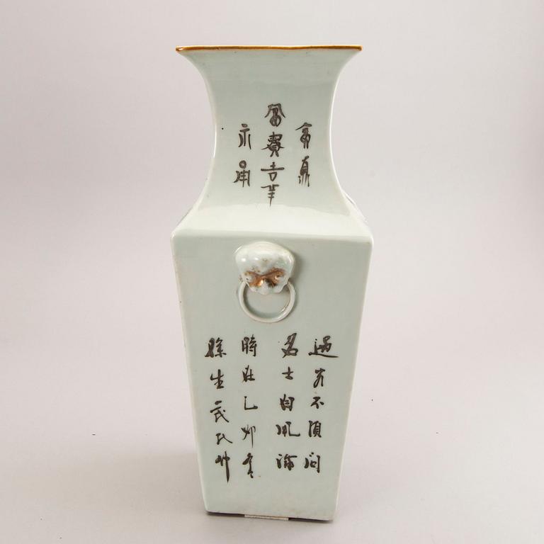 A Chinese porcelain vase, Qing dynasty, Guangxu (1875-1908.